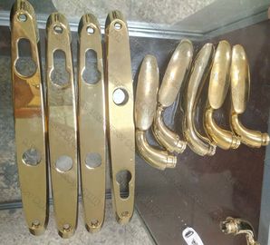Η μηχανή λαβών πορτών Zamak και επένδυσης κλειδαριών PVD, ορείχαλκος τρυπά τη χρυσή επένδυση ZRN